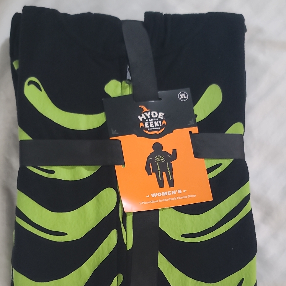Black and Green Ladies Glow Sleepwear
